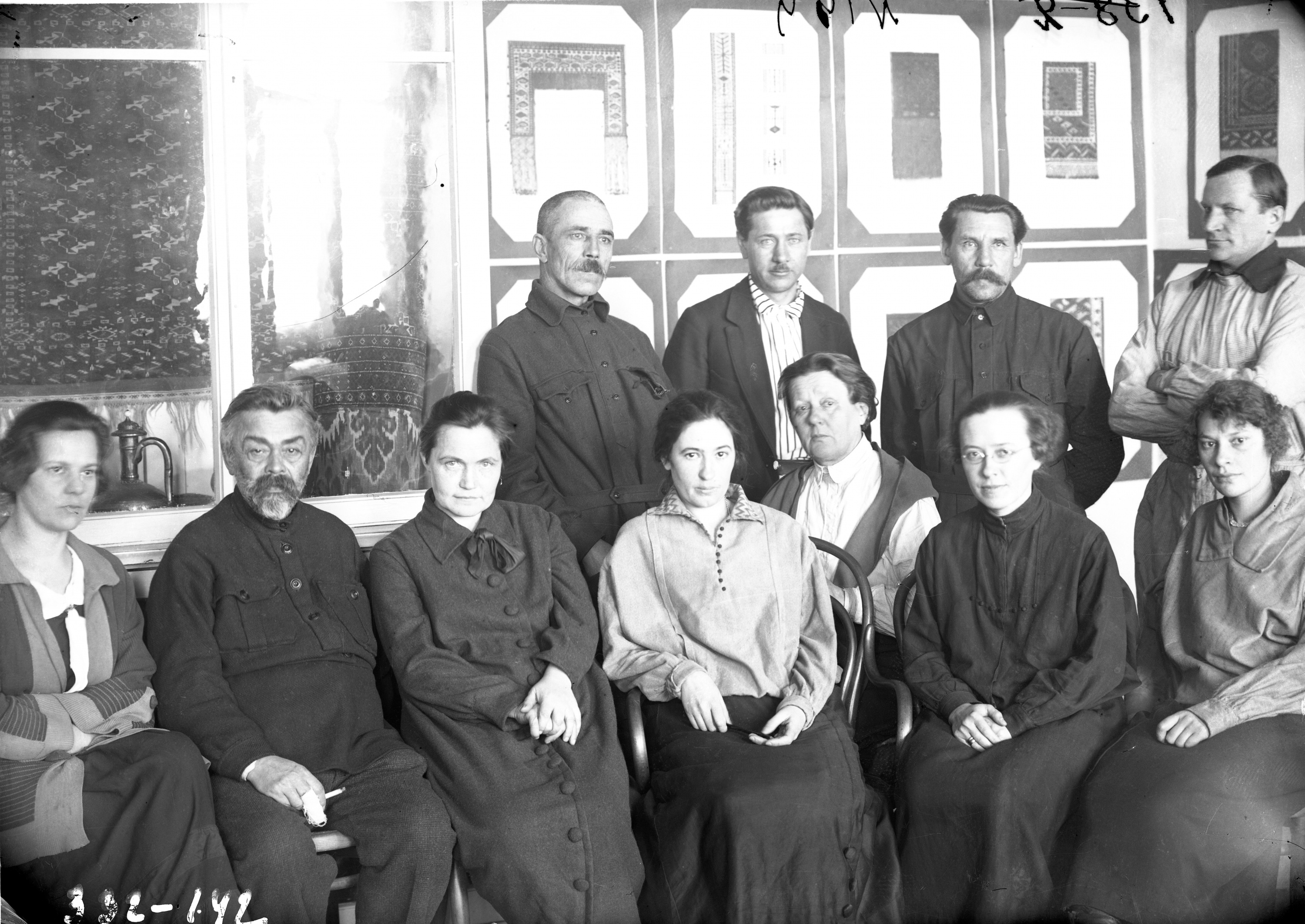1. Ф.В. Мелехин и группа сотрудников Западно-Сибирского краевого музея. Вторая половина 1920-х.jpg